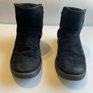 Ugg men’s size 9 ankle suede/inner sheep lining boots.